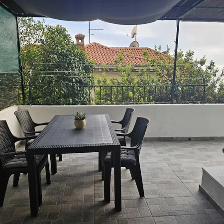 Apartment Tole *