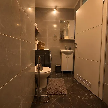 Tole Apartment *