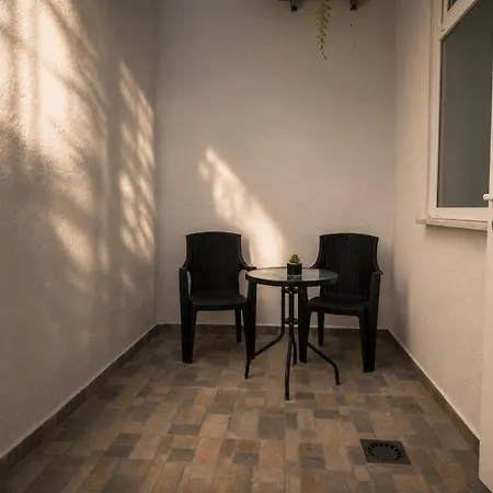 Tole Apartment *